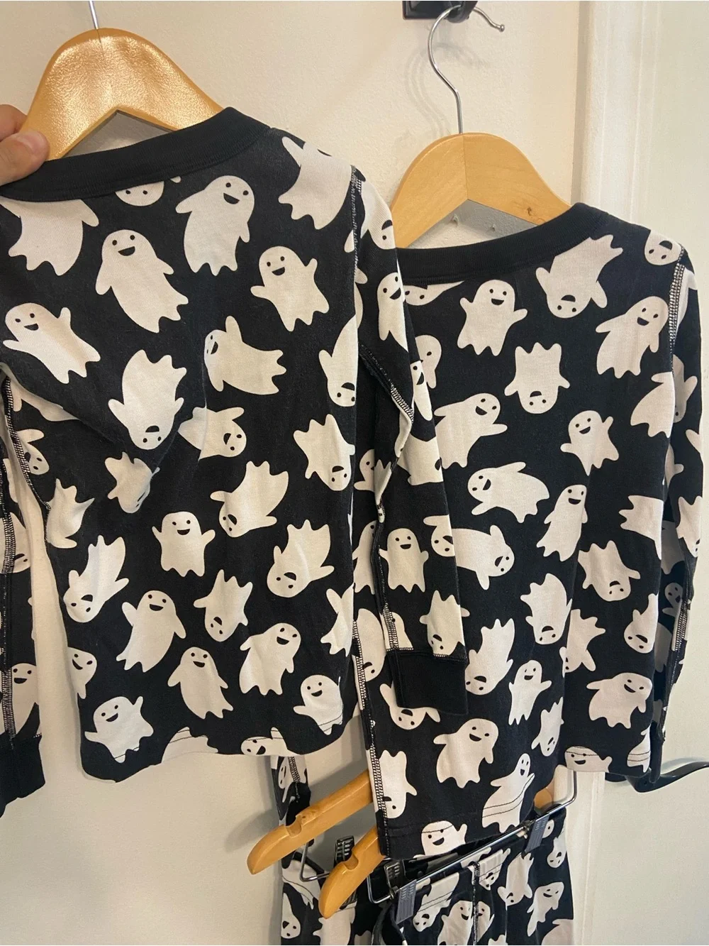 Hanna Andersson Black and White Ghost Print Pajama Set ( sizes 6/7 & 5 )